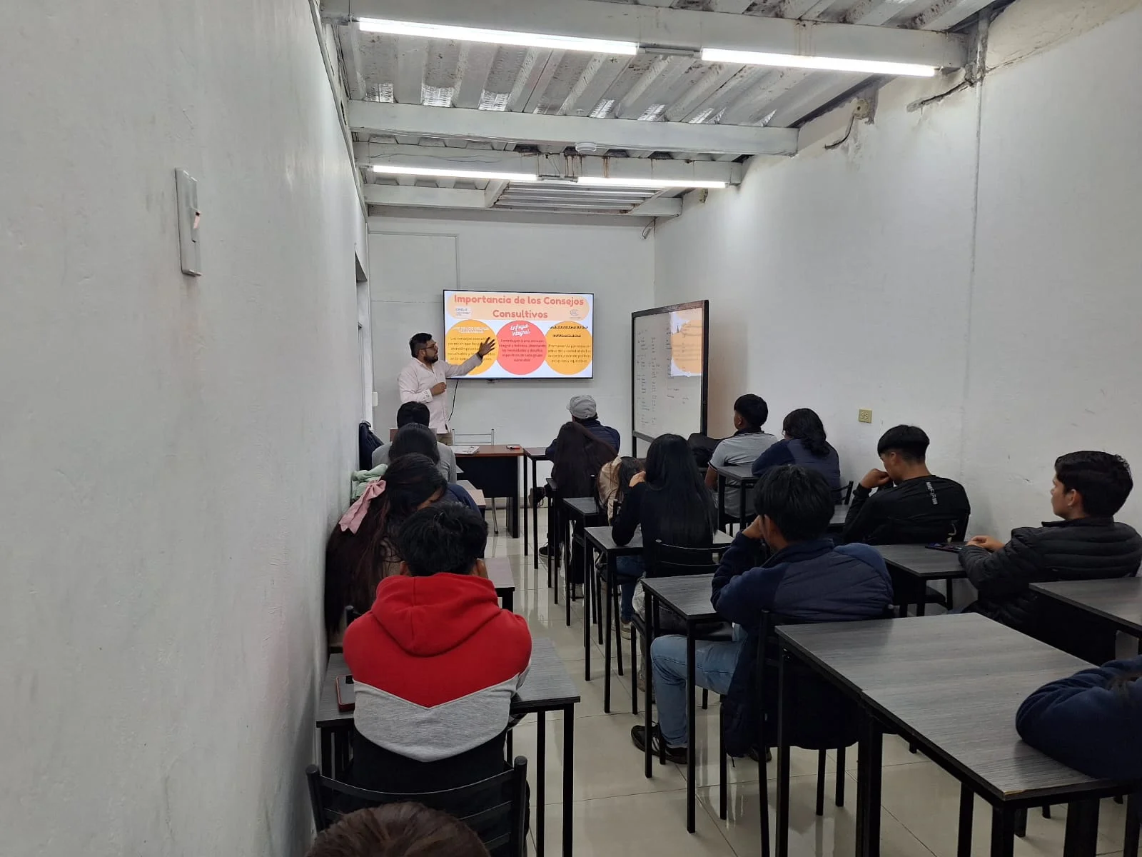 Sala de clase con estudiantes